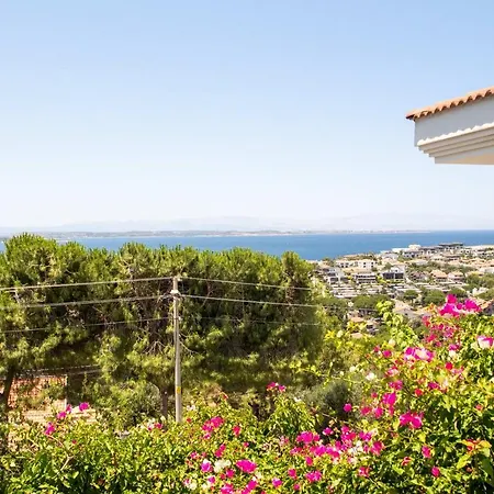 Enchanting With Backyard In Cesme Near Apartament