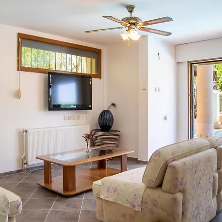 아파트 Enchanting With Backyard In Cesme Near