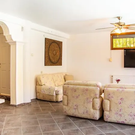 Enchanting With Backyard In Cesme Near 아파트