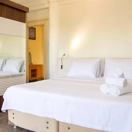 Enchanting With Backyard In Cesme Near Apartament