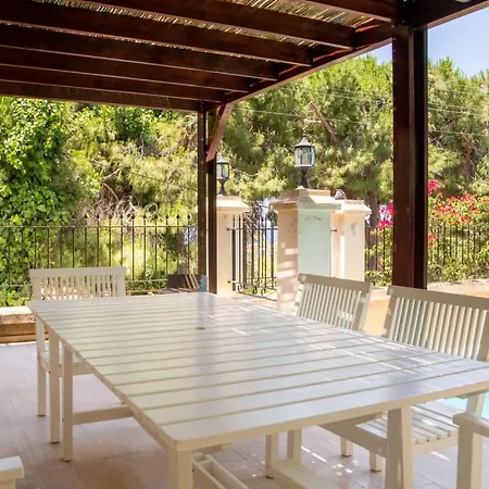 Enchanting With Backyard In Cesme Near Lejlighed